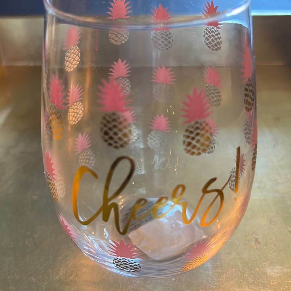 Slant 20 ounce stemless wine glass w/pineapples & gold lettering “cheers”-NWT